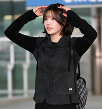 권은비, ‘워터밤 여신’ 베트남行…공항서 펼친 블랙 레이어드 룩 [이주상의 e파인더]