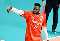 발목 ‘부상’ 안고 뛰는데, 2경기 54득점에 첫 ‘트리플크라운’까지…본격적으로 ‘위력’ 더하는 한국전력 베논