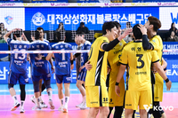 ‘삼각편대 53득점 합작’ KB손해보험, 삼성화재 꺾고 2연승+선두 도약