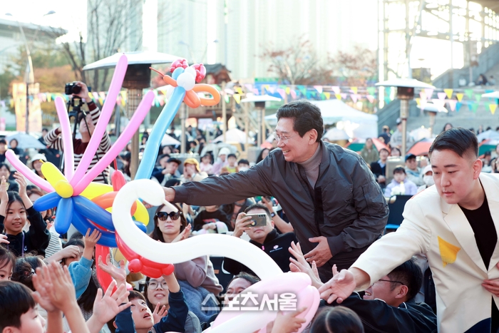 이상일 시장이 15일 열인 ‘어텀라운지 페스티벌’에 참석해 시민과 소통의 시간을 갖고 있다. 제공=용인시