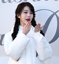 ‘순백의 키스’로 팬들을 단밖에 녹인 장원영, 올 화이트 패딩 룩으로 청순미 폭발! [이주상의 e파인더]