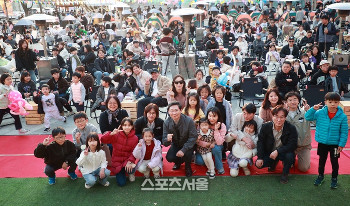 이상일 시장이 15일 열린 ‘어텀라운지 페스티벌’에 참석해 시민과 소통의 시간을 갖고 있다. 제공=용인시