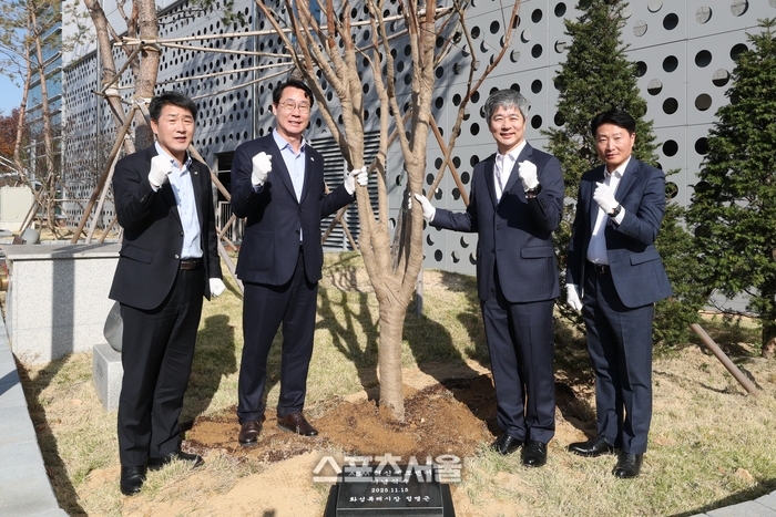 (사진 왼쪽 두번째) 정명근 시장과 (첫번째)배정수 화성시의회 의장, 이영석 ASM코리아 대표가 기념 식수를 하고 기념촬영을 하고 있다. 제공=화성시