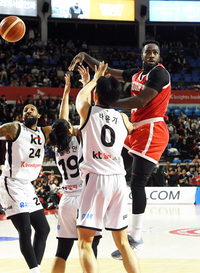 [포토]SK 자밀 워니의 노룩 패스