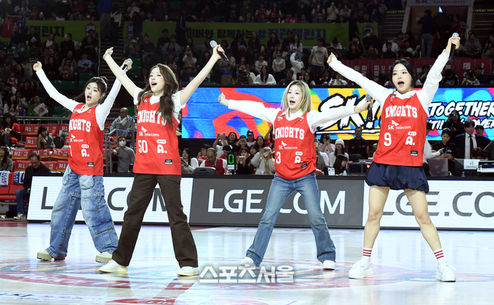 [포토]농구장 찾은 피프티피프티, 하프타임 공연