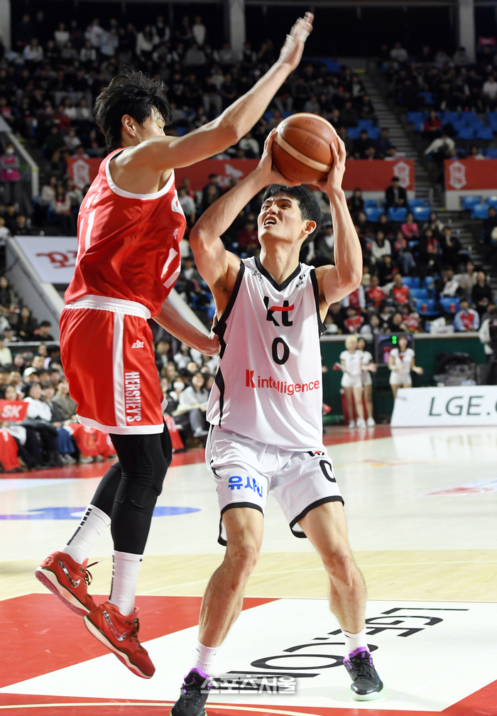 [포토]SK 오세근 속이는 KT 하윤기의 골밑슛