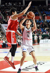 [포토]SK 오세근 속이는 KT 하윤기의 골밑슛