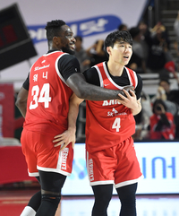 [포토]결정적인 3점슛에 기뻐하는 SK 김낙현