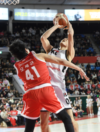 [포토]SK 오세근의 수비를 피해 슛하는 KT 하윤기