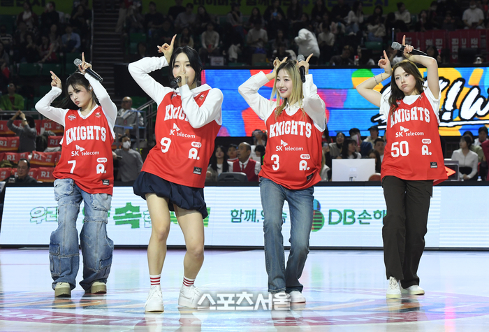 [포토]피프티피프티, 깜찍한 하프타임 공연