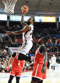 [포토]골밑 장악하는 KT 윌리엄스