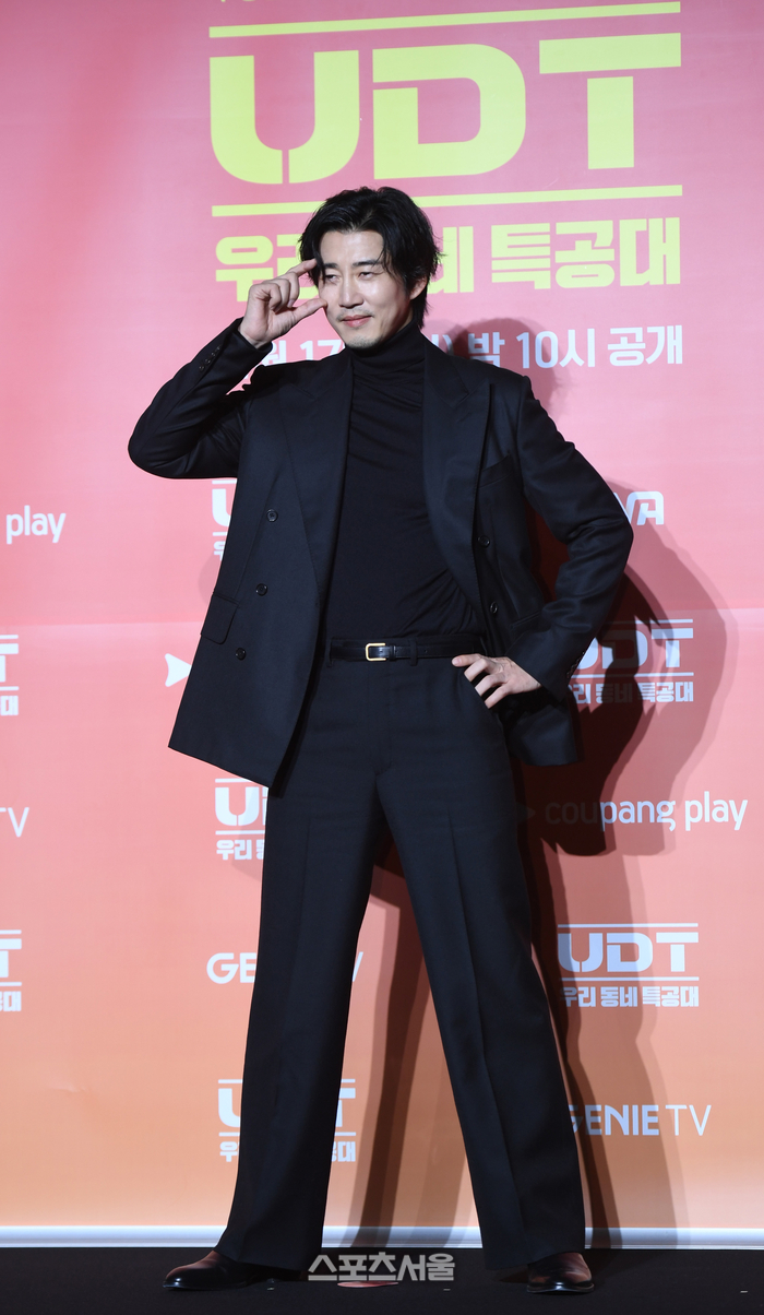 [포토] 윤계상 ‘멋진 블랙슈트 패션’