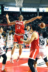 [포토]KT 정창영 수비에 공을 놓치는 SK 최부경