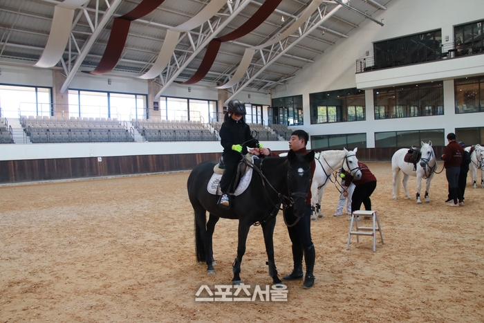 승마 체험에 앞서 강사로 부터 주의 사항을 듣고 있다. 제공=경기도체육회