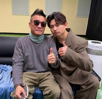 ‘내 영웅·내 우상’ 김건모, 후배 가수와 ‘엄지척’