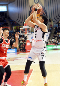 [포토]SK 김낙현의 수비 피해 슛하는 KT 정창영