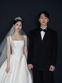 아나운서 박소현, 해설 고수진과 ‘달달’ 웨딩화보 공개…LCK가 이어준 인연