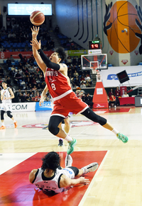 [포토]SK 안영준, 끝까지 슛!