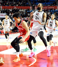 [포토]속공 중 턴오버 하는 SK 오재현