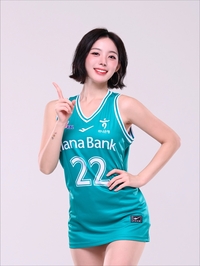 치어리더 하지원, 그린 유니폼 입고 WKBL 팬들에게 눈도장