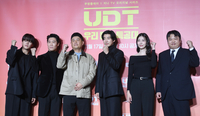 [포토] 파이팅 외치는 UDT 감독과 배우들