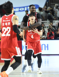 [포토]자밀 워니와 3득점의 기쁨을 나누는 SK 김낙현