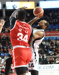 [포토]KT 윌리엄스, SK 워니의 수비를 피해서!