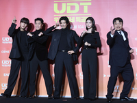 [포토] 포즈 취하는 UDT 배우들