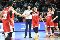 [포토]동점 득점에 하이파이브 하는 SK 전희철 감독