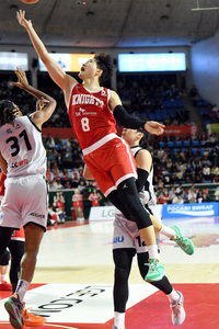 [포토]골밑 득점 추가하는 SK 안영준