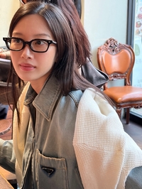 문가영, 청재킷에 뿔테 장착... ‘청순’에 ‘지성미’까지 더했다!