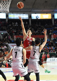 [포토]슛 올려놓는 SK 안영준