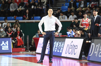 [포토]SK 전희철 감독, 끌려가면 안 돼...