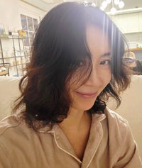 송윤아, ‘셀프 파마’ 대성공!... ‘숍’보다 완벽한 웨이브!