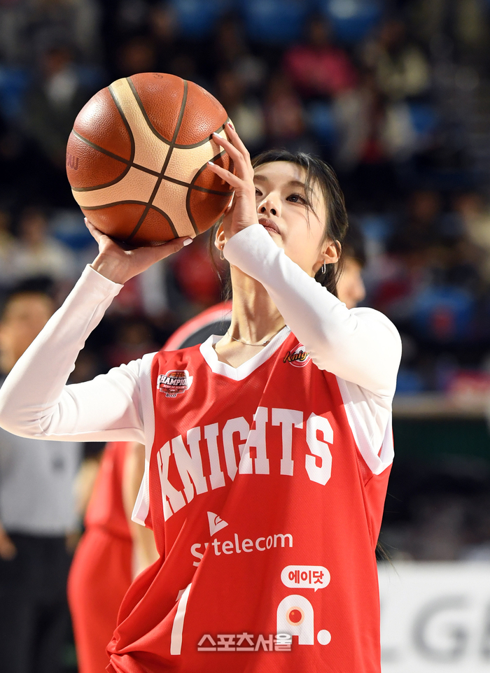 [포토]시투하는 피프티피프티 아테나