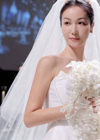 김옥빈, 순백의 자태 공개…새신랑은 실루엣도 없다