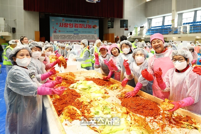 (사진 오른쪽 두번째)김성제 시장이 18일 사랑의 김장나눔 행사에 동참해 시민들과 기념촬영을 하고 있다. 제공=의왕시