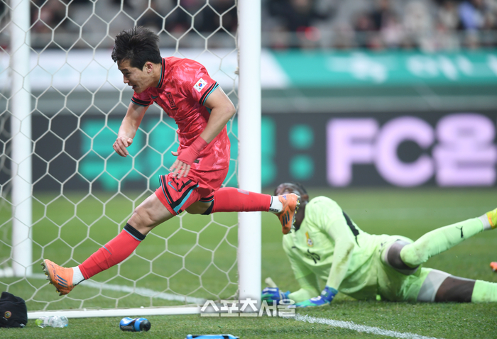 [포토] 헤더골 넣는 이태석