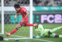 [포토] 헤더골 넣는 이태석