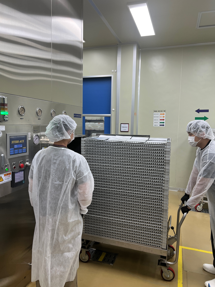 식품진흥원 소스산업화센터 레토르트 장비 활용 모습. 사진|식품진흥원