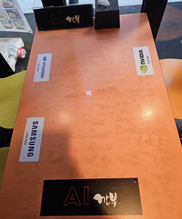 “이 자리에 앉으면 주가 오른다?” 깐부치킨, 젠슨 황·이재용·정의선 자리 공식 표시