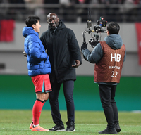 [포토] 가나 아도 감독과 인사하는 손흥민