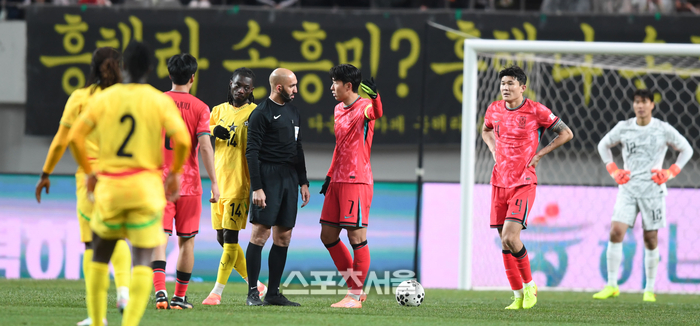 [포토] 판정에 항의하는 손흥민