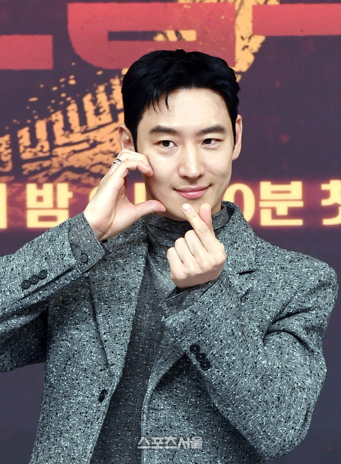 [포토]하트 만들어 보이는 이제훈