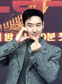 [포토]하트 만들어 보이는 이제훈