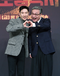 [포토]함께 하트 만들어 보이는 이제훈-김의성