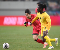 [포토] 볼 다툼하는 이강인