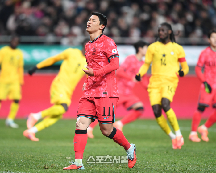 [포토] 황희찬 ‘이게 안들어가다니’