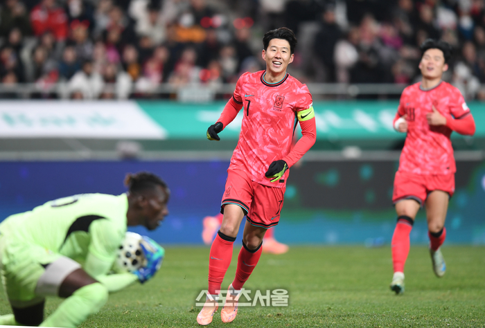 [포토] 손흥민 ‘패스가 너무 길어’