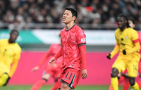 [포토] 황희찬 ‘PK 실패 후 아쉬움 가득’